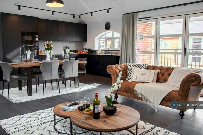 2 Bedroom Flat To Rent In St Peter's Mews, Poole, BH14