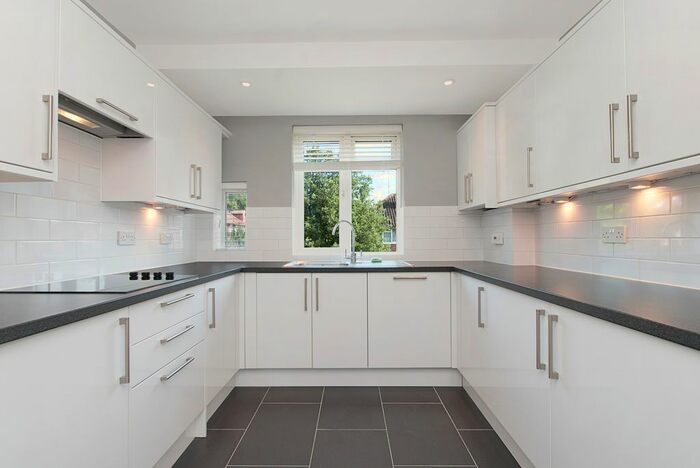 3 Bedroom Flat To Rent In Ricards Road, London, SW19