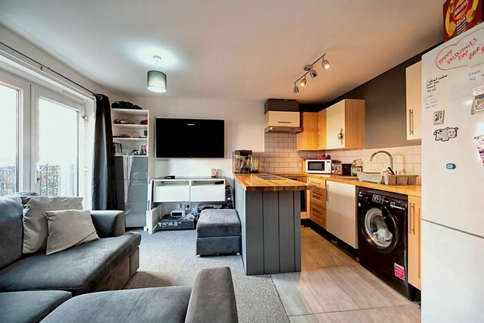 2 Bedroom Flat For Sale In Little Hackets, Havant, PO9