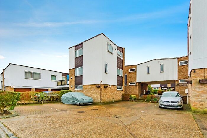 2 Bedroom Link Detached House For Sale In Kempton Walk, Croydon, CR0