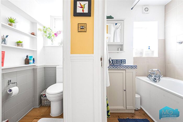 2 Bedroom Flat For Sale In Caversham Road, London, NW5