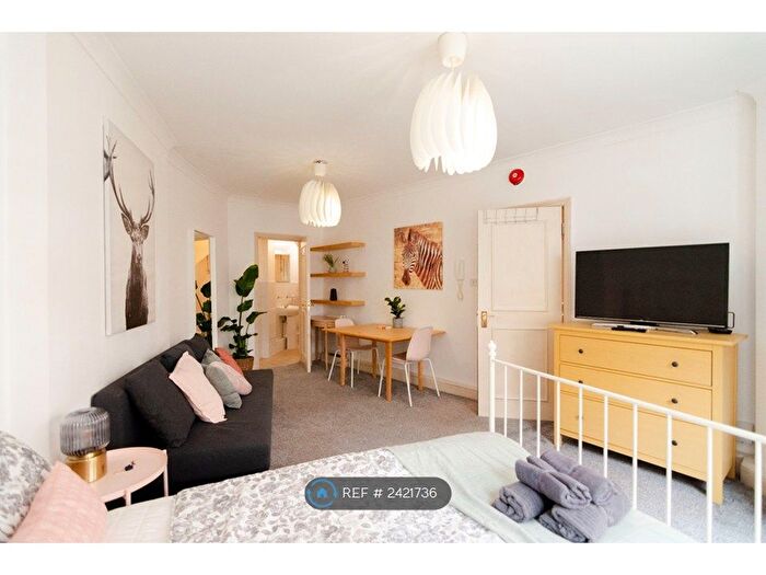 Studio To Rent In Holland Park Gardens, London, W14