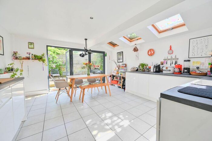 3 Bedroom Semi-Detached House To Rent In Anstey Road, Peckham Rye, London, SE15