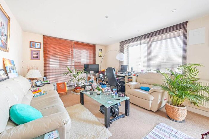 2 Bedroom Flat For Sale In Sail Court, Docklands, London, E14