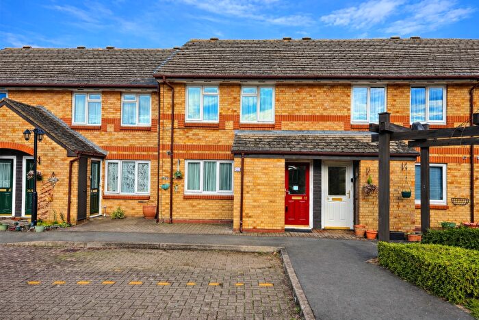 1 Bedroom Flat For Sale In Auriol Drive, Uxbridge, UB10