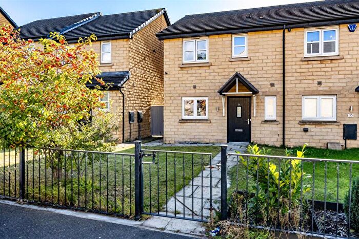 3 Bedroom Terraced House For Sale In New Road, Denholme, BD13