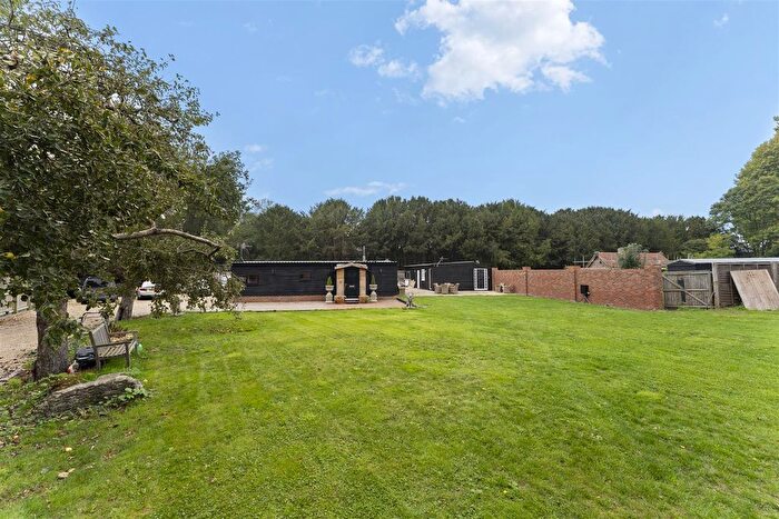 4 Bedroom Bungalow For Sale In Benbow Waye, Uxbridge, UB8