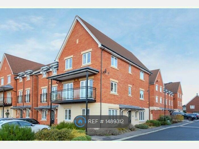 6 Bedroom Semi-Detached House To Rent In Foxherne, Slough, SL3