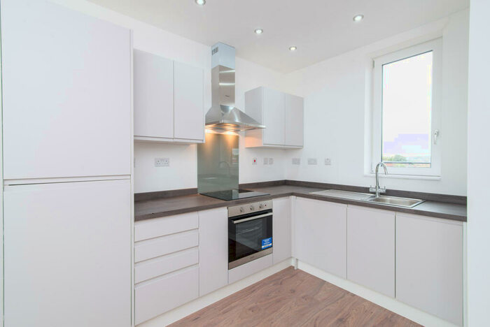 2 Bedroom Apartment To Rent In Festival Apartments, RG21