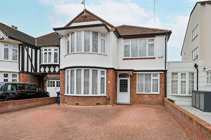 3 Bedroom Detached House For Sale In Baronsmede, Ealing, London, W5