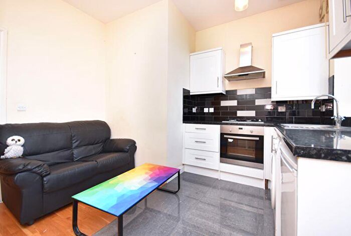 2 Bedroom Flat To Rent In Balham High Road, London, SW12
