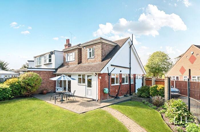 3 Bedroom Bungalow For Sale In Beverley Close, Emerson Park, RM11