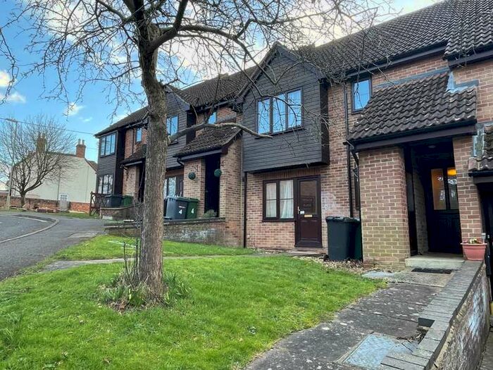 2 Bedroom Maisonette Flat For Sale In Linton Close Tadley, RG26