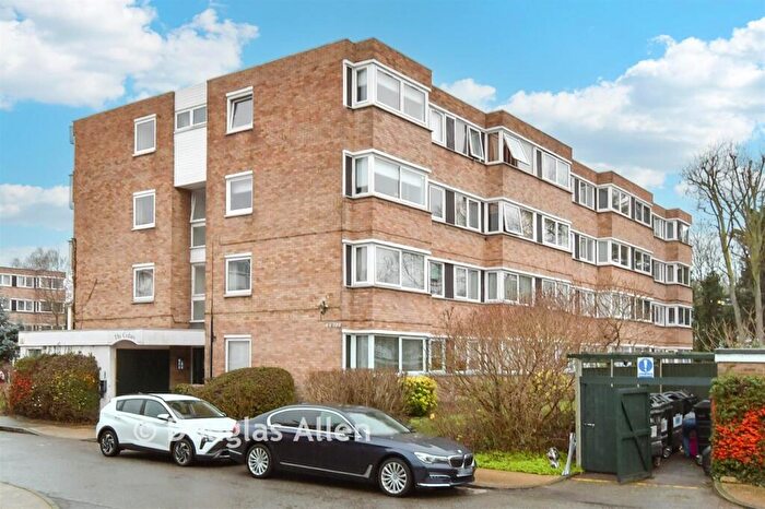 2 Bedroom Flat For Sale In Queenswood Gardens, Wanstead, E11