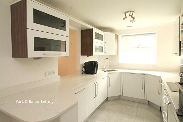 2 Bedroom Flat To Rent In Bedroom First Floor Flat In Warlingham, CR6