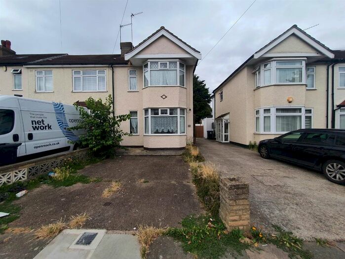3 Bedroom Property To Rent In Pembroke Avenue, Enfield, EN1