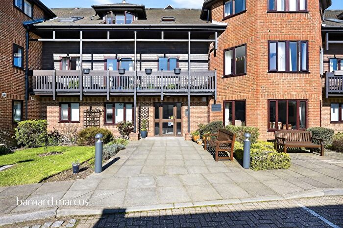 2 Bedroom Flat For Sale In South Street, Dorking, RH4