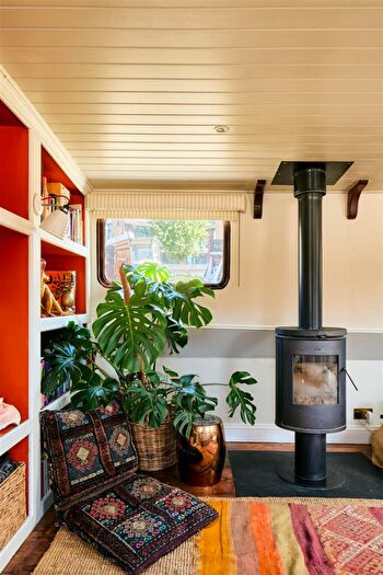 4 Bedroom House Boat To Rent In Clove Hitch Quay, Battersea, SW11