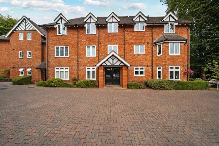 2 Bedroom Flat For Sale In Lefroy Park, Fleet, Hampshire, GU51