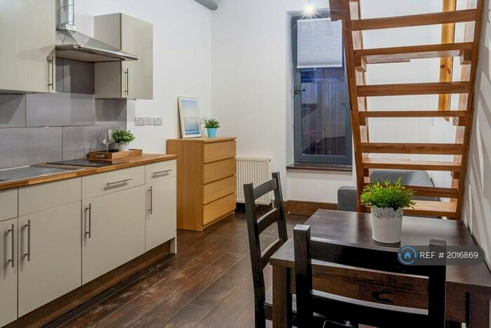 Studio To Rent In Hanover House, London, NW2