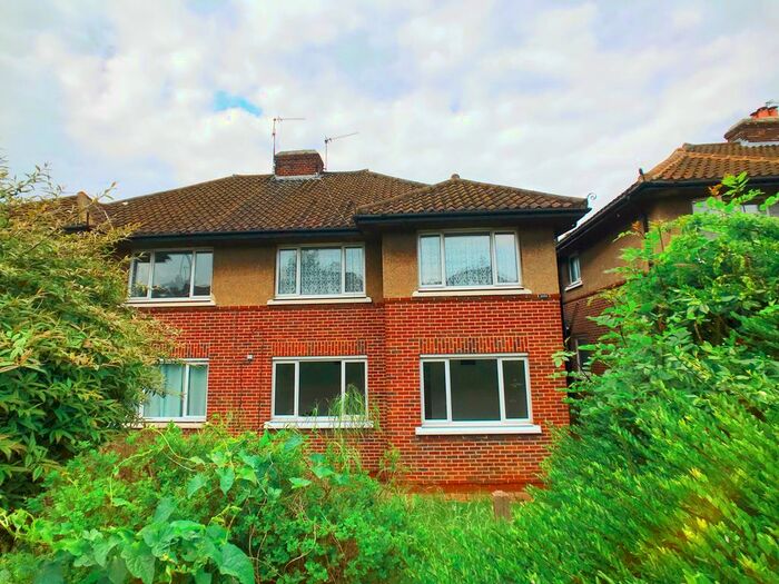 2 Bedroom Flat To Rent In Surbiton Hill Park, Surbiton, KT5