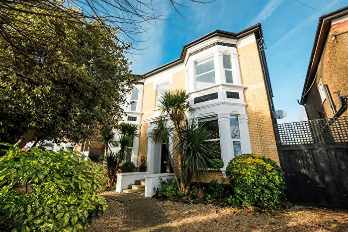 2 Bedroom Flat For Sale In Hainault Road, London, E11