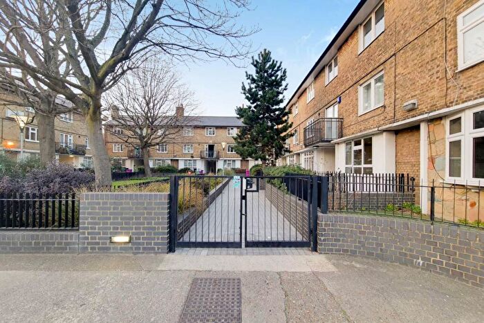 3 Bedroom Maisonette To Rent In Chilcot Close, Poplar, London, E14