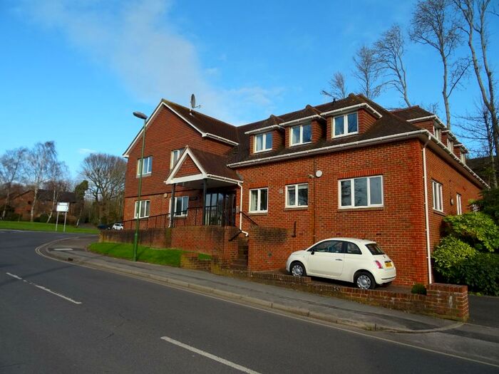 2 Bedroom Flat To Rent In Balcombe Road, Haywards Heath, RH16