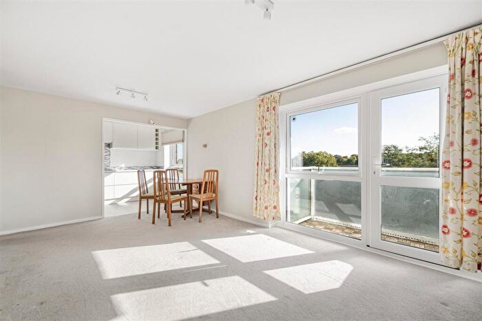2 Bedroom Apartment For Sale In Basinghall Gardens, Sutton, SM2