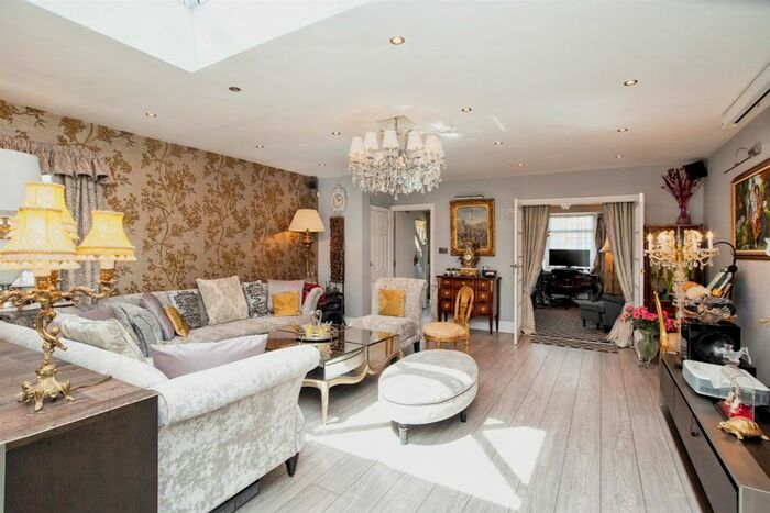 4 Bedroom Property To Rent In King Georges Avenue, Watford, WD18