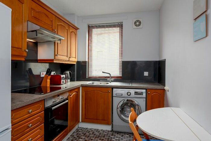 2 Bedroom Flat To Rent In Dorset Place, Polwarth, Edinburgh, EH11