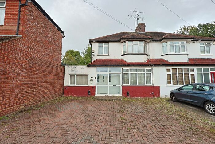 4 Bedroom Semi-detached House For Sale In Watersfield Way, Edgware, Middlesex, HA8