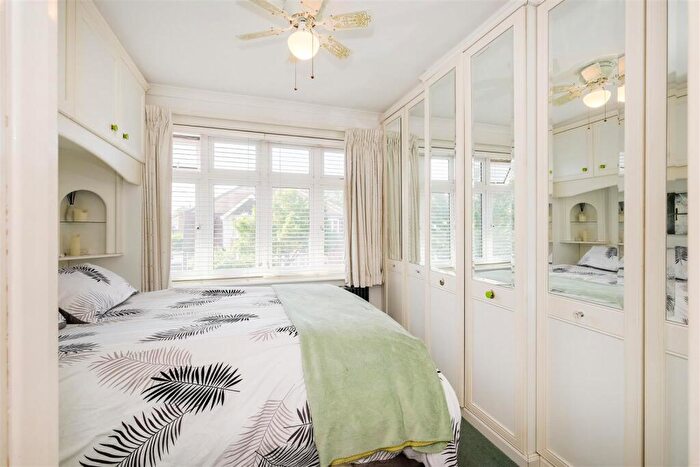 5 Bedroom Semi-Detached House For Sale In Endlebury Road, North Chingford, E4