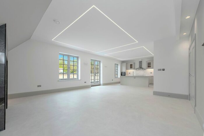 3 Bedroom Flat To Rent In Foxley Lane, Purley, CR8