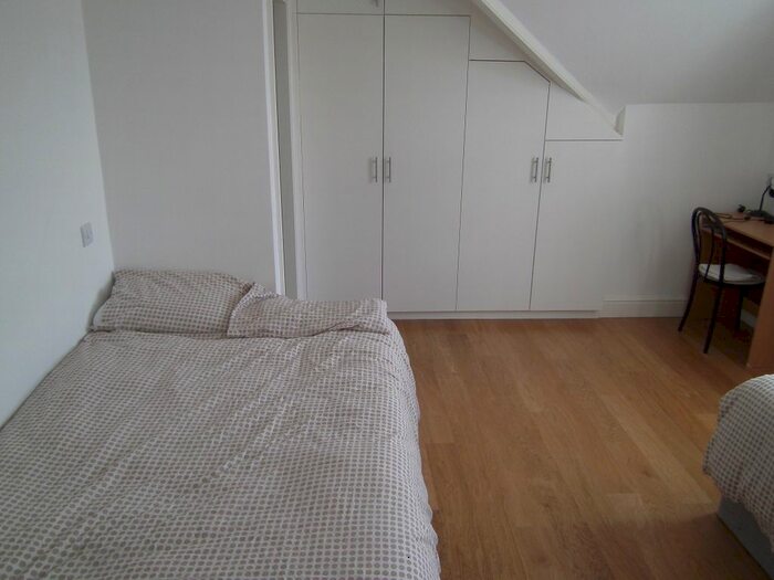 3 Bedroom Flat To Rent In Very Near Bond Street Area, Ealing Broadway, W5