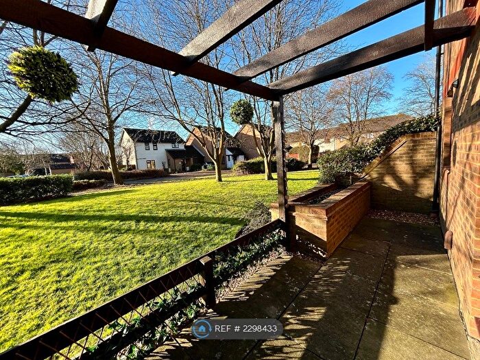 2 Bedroom Flat To Rent In Oakside Court, Horley, RH6