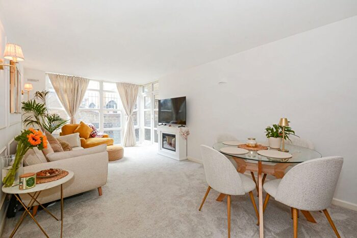 1 Bedroom Flat For Sale In Eleanor Close, Canada Water, SE16