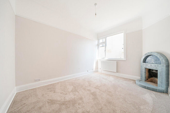 3 Bedroom Bungalow For Sale In Ennismore Gardens, Southend-on-Sea, Essex, SS2