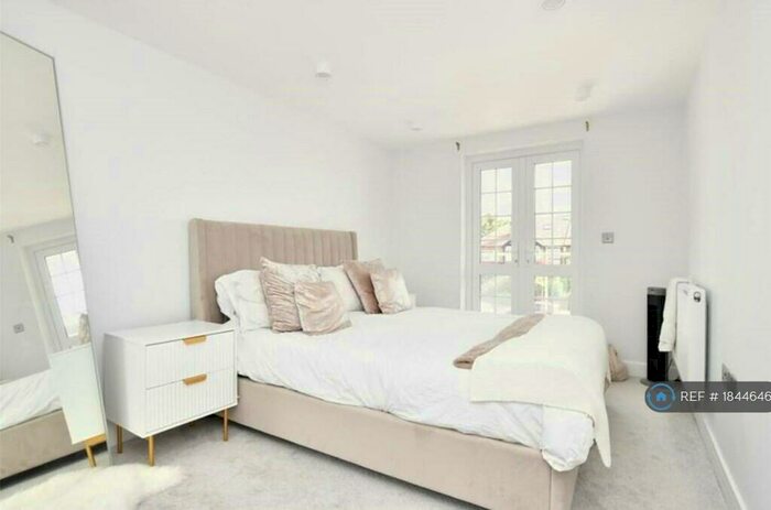 2 Bedroom Flat To Rent In Grandview Heights, Coulsdon, CR5