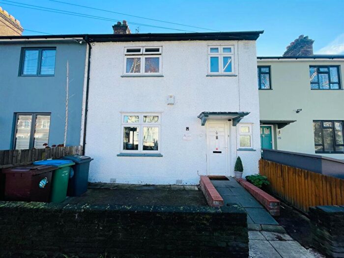 3 Bedroom Terraced House For Sale In Winns Avenue, London, E17