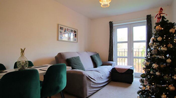 2 Bedroom Flat To Rent In Appleshaw Court, Reading, RG31