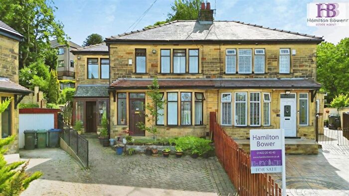 4 Bedroom Semi Detached House For Sale In Ashtree Grove, Bradford, BD7