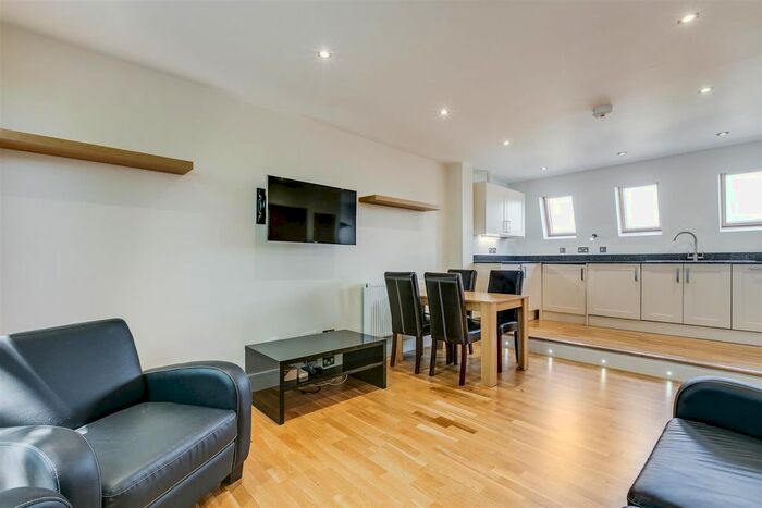 2 Bedroom Flat To Rent In Chiswick High Road, Chiswick, London, W4