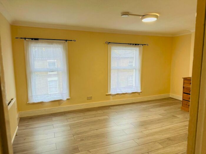 3 Bedroom Flat To Rent In Dalyell Road, London, SW9