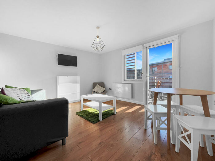 2 Bedroom Apartment To Rent In North Crescent, North Street, LS2