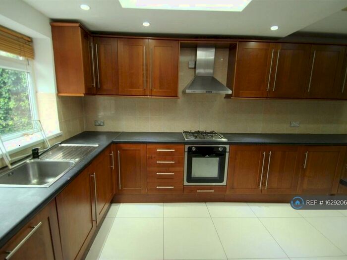 5 Bedroom Semi-Detached House To Rent In Houlditch Road, Leicester, LE2