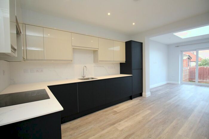 3 Bedroom Semi-Detached House To Rent In Blackamoor Lane, SL6