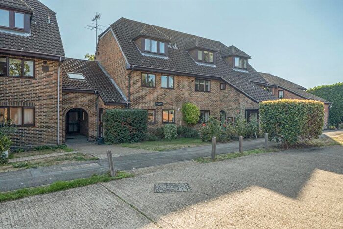 2 Bedroom Apartment For Sale In Shaftesbury Court, Wiltshire Drive, Wokingham, Berkshire, RG40
