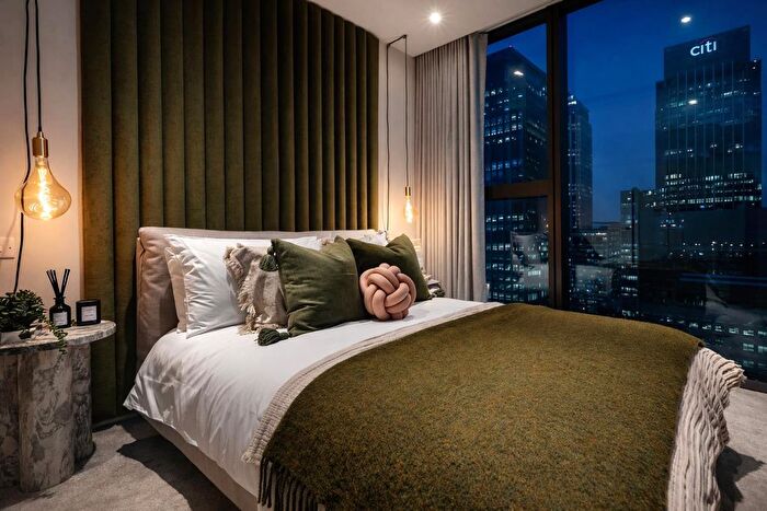 3 Bedroom Flat For Sale In South Quay Plaza, Marsh Wall, London, E14