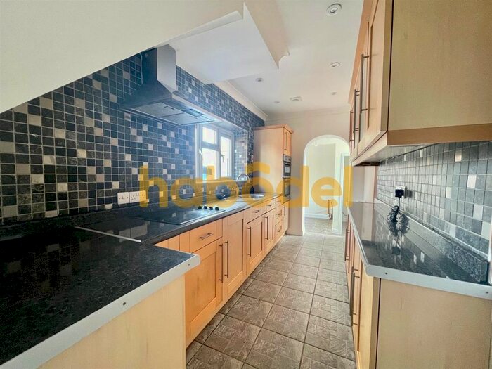 3 Bedroom Semi-Detached House To Rent In Shaftsbury Avenue, Woodlands, Doncaster, DN6